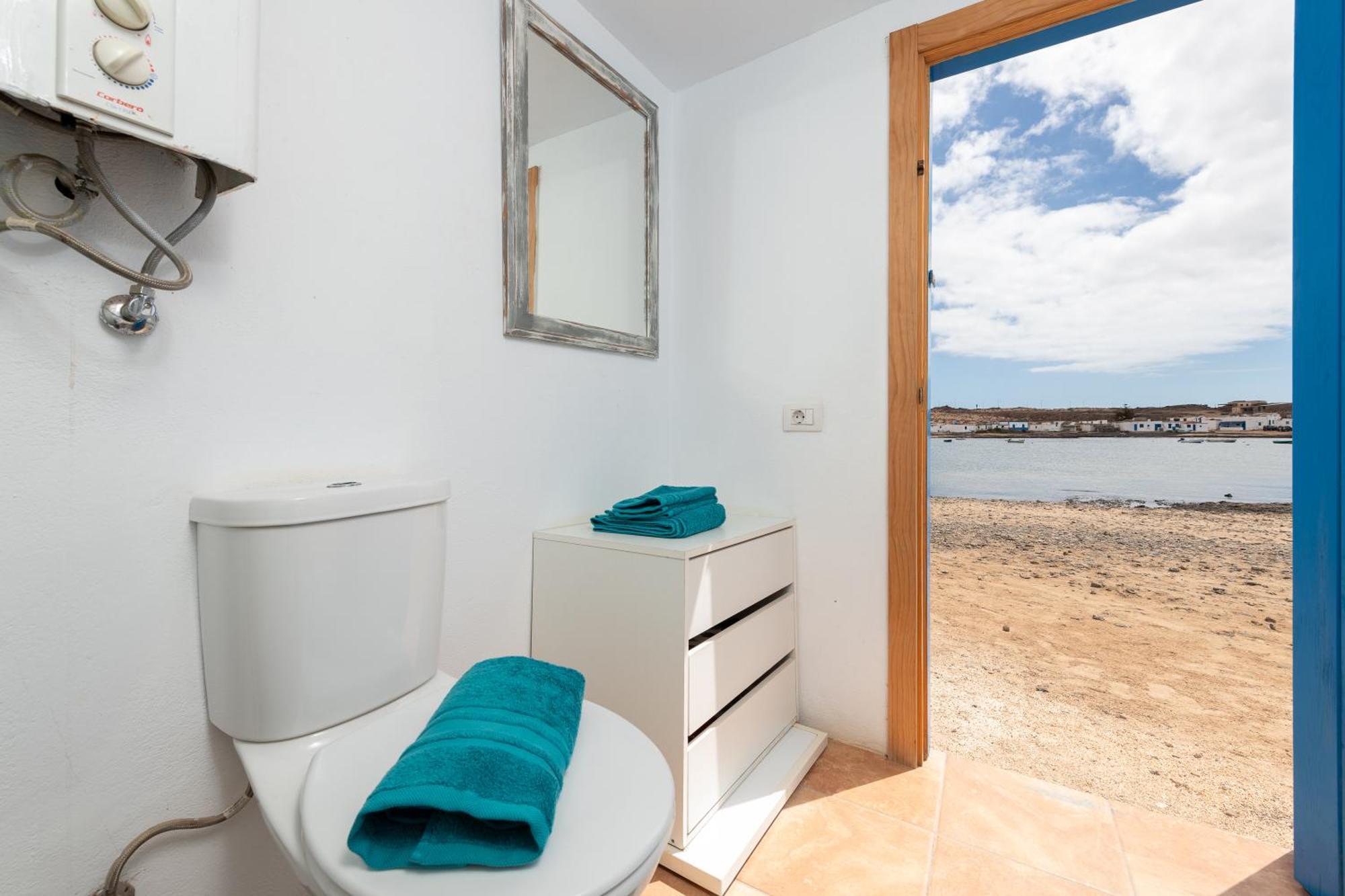 Cabin In Front Of Idyllic Majanicho Beach ภายนอก รูปภาพ