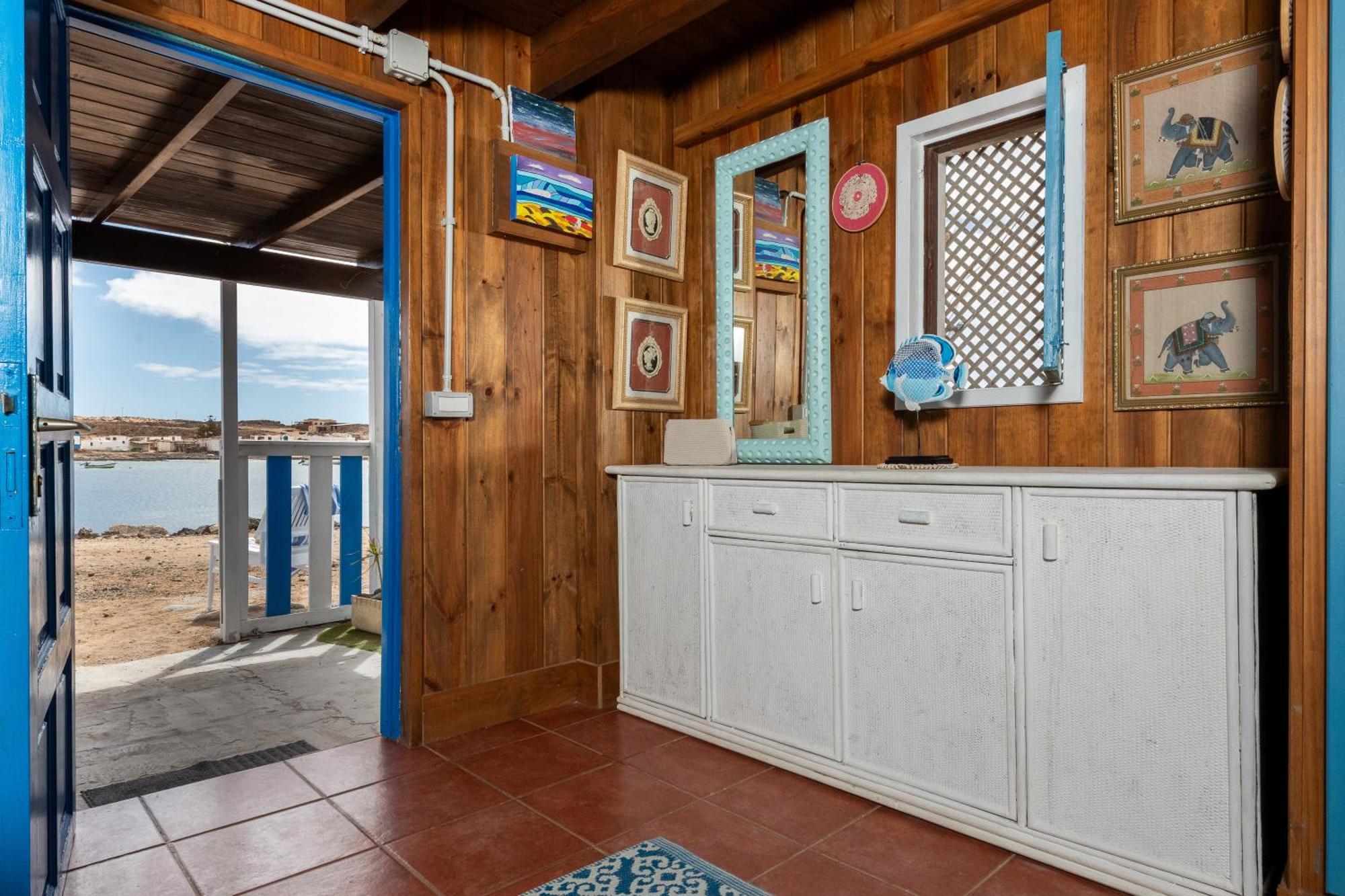 Cabin In Front Of Idyllic Majanicho Beach ภายนอก รูปภาพ