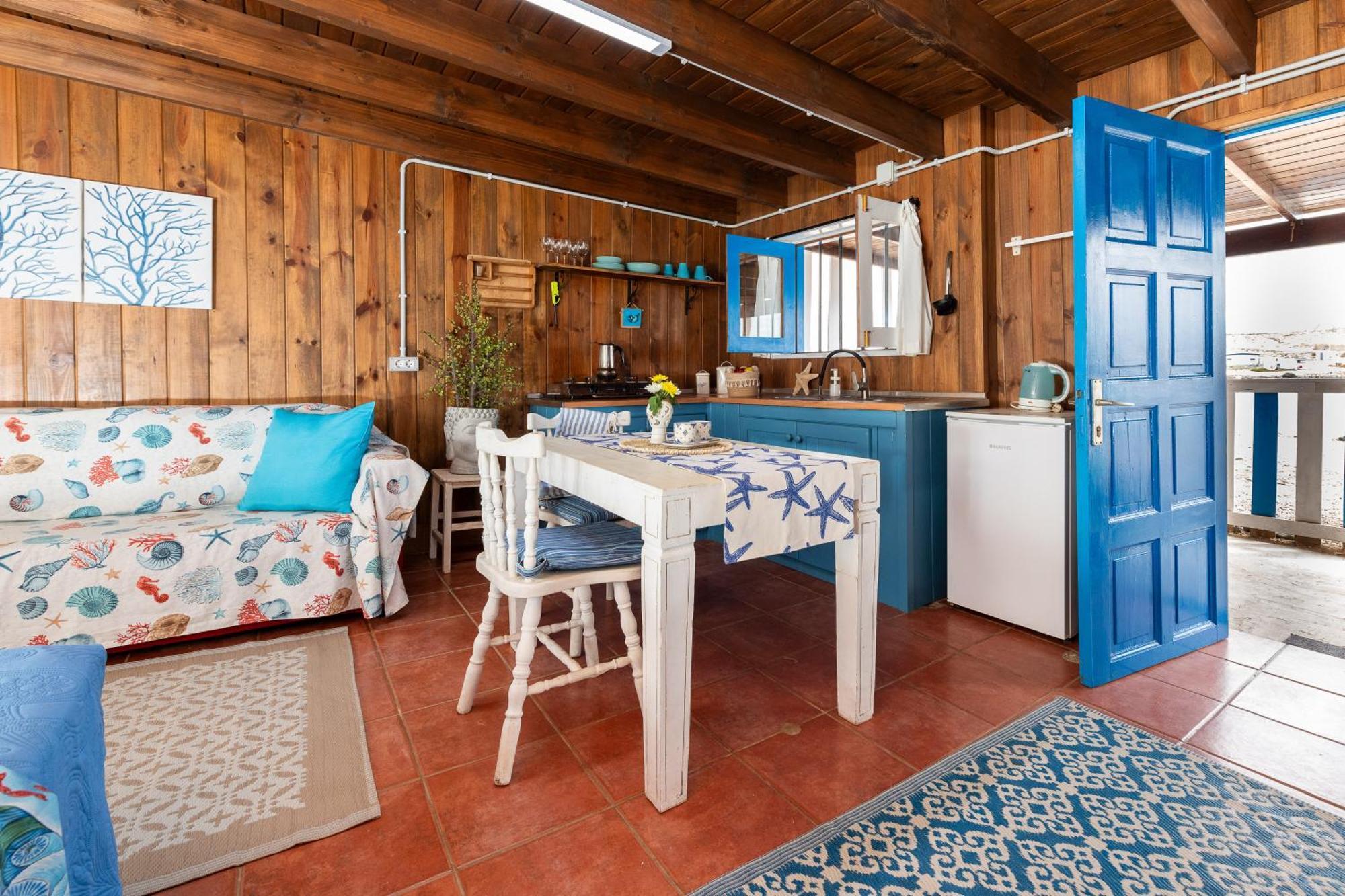 Cabin In Front Of Idyllic Majanicho Beach ภายนอก รูปภาพ